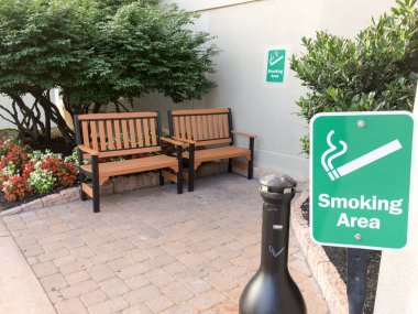 İşaretli aykırı sigara içme alanı