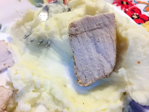 Purê de carne de porco batatas e manteiga no prato como salsichas e purê — Fotografia de Stock