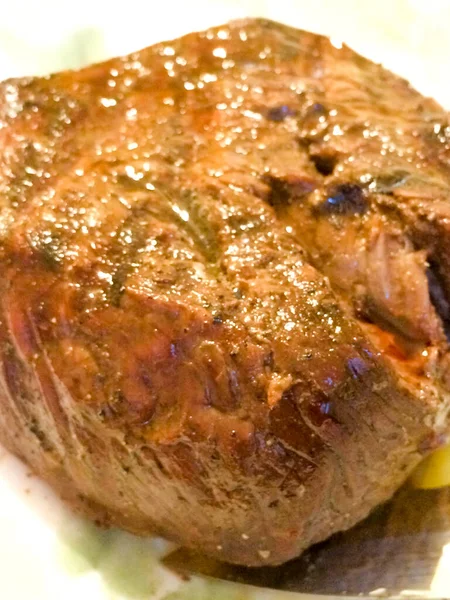 Filet mignon carne de vaca jugosa a la parrilla sobre fondo de plato blanco —  Fotos de Stock