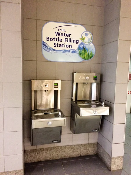 Estaciones de llenado de botellas de agua — Foto de Stock