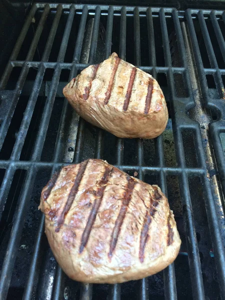 肉片牛排烤多汁奶牛牛肉在烧烤烤架上的背景 — 图库照片