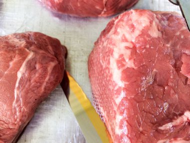 fileminyon kırmızısı gümüş zemin üzerinde