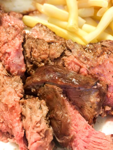Filet mignon grelhado carne de vaca suculenta no fundo placa branca — Fotografia de Stock
