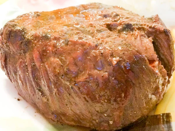 Filet mignon carne de vaca jugosa a la parrilla sobre fondo de plato blanco —  Fotos de Stock