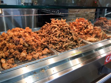 Tepside yağlı kızarmış yiyecekler.