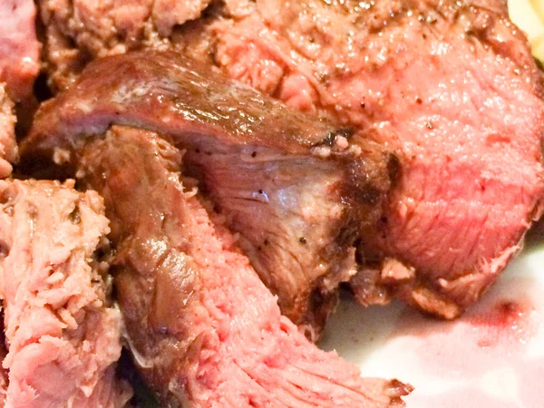 Filet mignon grillowana soczysta krowa wołowina na białym tle płyty — Zdjęcie stockowe
