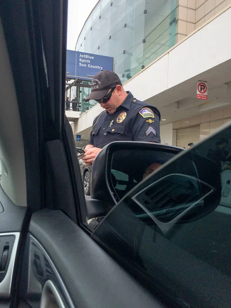 Oficial de policía por escrito ticket —  Fotos de Stock