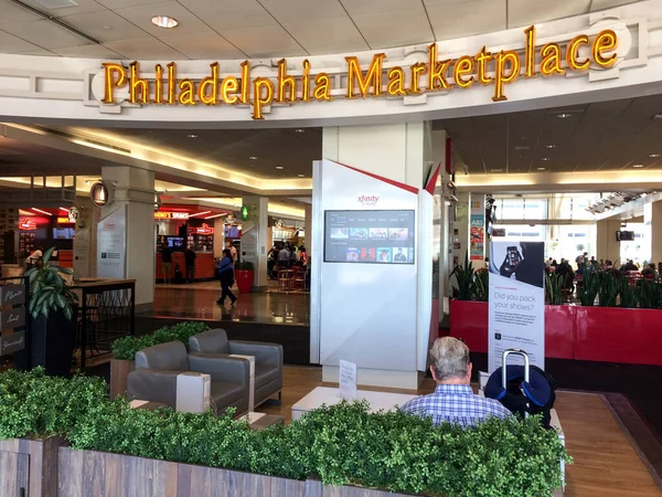 Marché de Philadelphie enseigne de l'aéroport en néon jaune — Photo