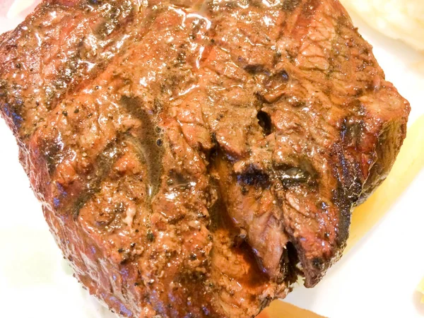 Filet mignon carne de vaca jugosa a la parrilla sobre fondo de plato blanco —  Fotos de Stock