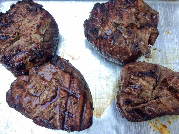 Filet mignon grelhado carne de vaca suculenta no fundo de prata — Fotografia de Stock