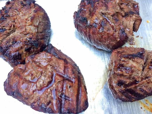 Filet mignon grelhado carne de vaca suculenta no fundo de prata — Fotografia de Stock
