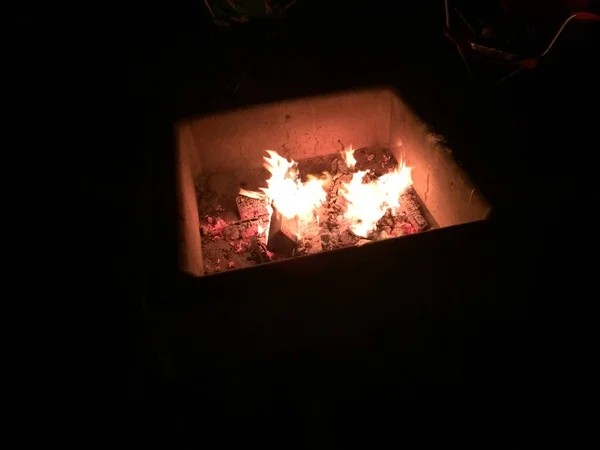 Palivové klády hořící ohniště — Stock fotografie