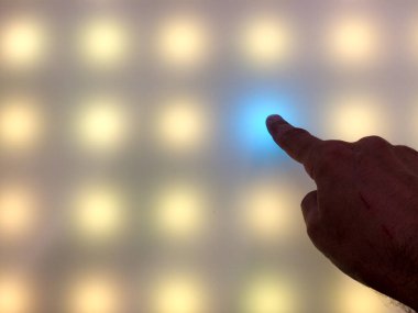 Dijital sanatsal nokta dokunmatik ekranı aç