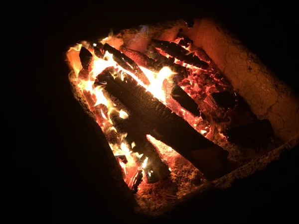 Firewood logs burning bonfire pit — Stock Photo, Image