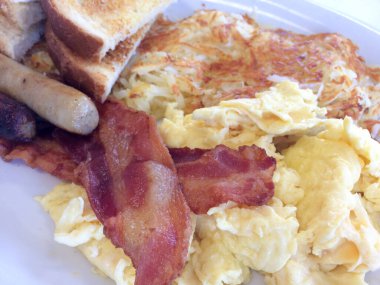 Klasik Amerikan kahvaltısı pastırmalı sosisli tost.