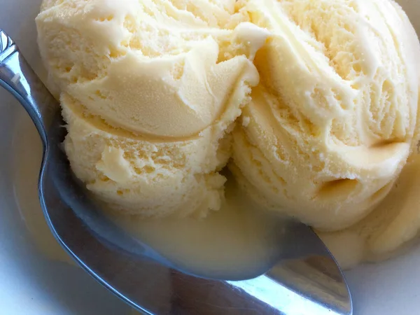 Gelato alla vaniglia in ciotola con cucchiaio — Foto Stock