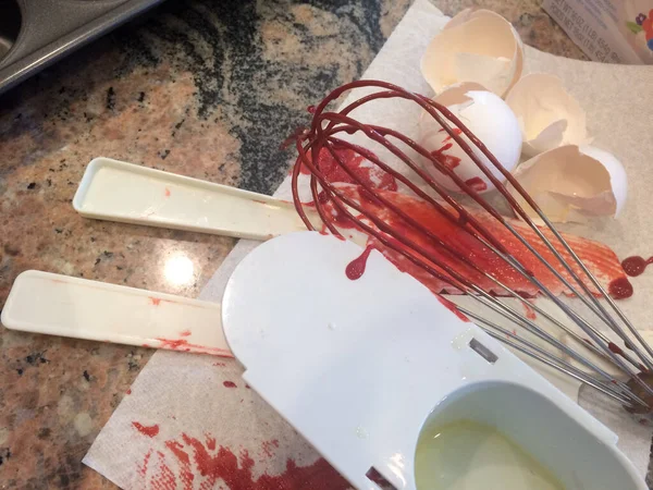 Ustensiles de cuisson salissants fouetter la spatule — Photo