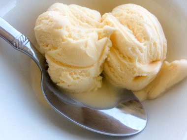 Kasede kaşıklı vanilyalı dondurma.