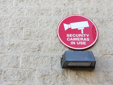 Güvenlik kameraları işaret uyarı elektronik cihazları kullanımda