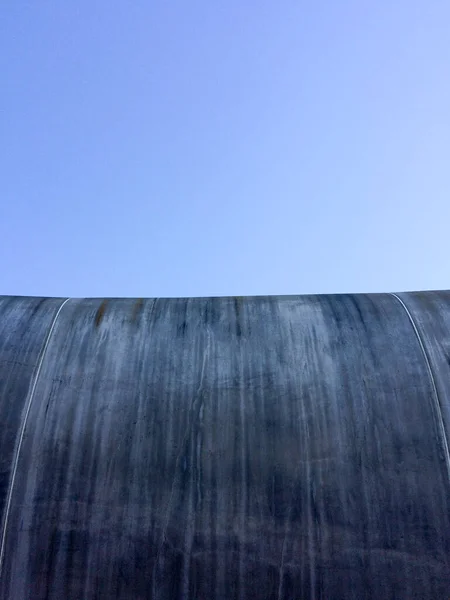 Mavi gökyüzü ile modern beton mimari soyut arkaplan — Stok fotoğraf