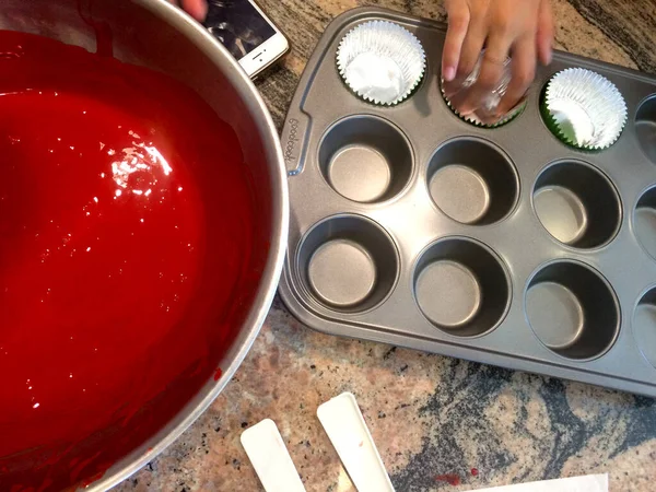 Fazendo cupcakes de veludo vermelho com amigos — Fotografia de Stock