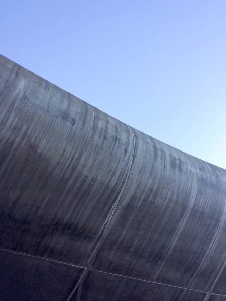 Arquitectura de hormigón moderno fondo abstracto con cielo azul — Foto de Stock