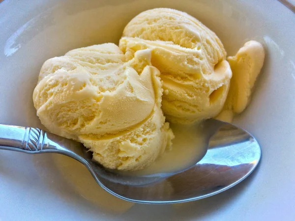 Vanilla ice cream in bowl with spoon — Stock Photo, Image