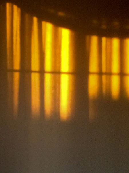 Or flux de lumière du soleil à travers des rideaux pour fond de conception dorée — Photo