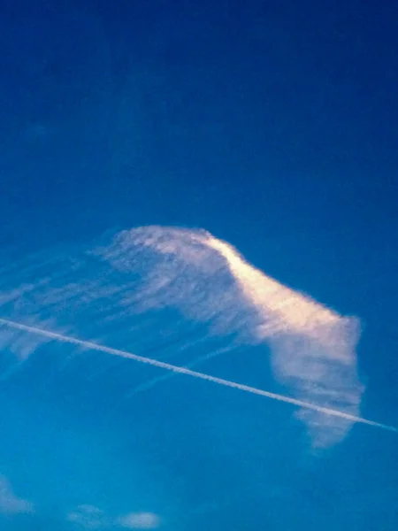 Strange unique cloud and jet stream — Stock Photo, Image