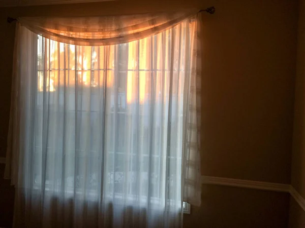 Luz del sol de oro arroyos a través de cortinas para el fondo de diseño dorado — Foto de Stock