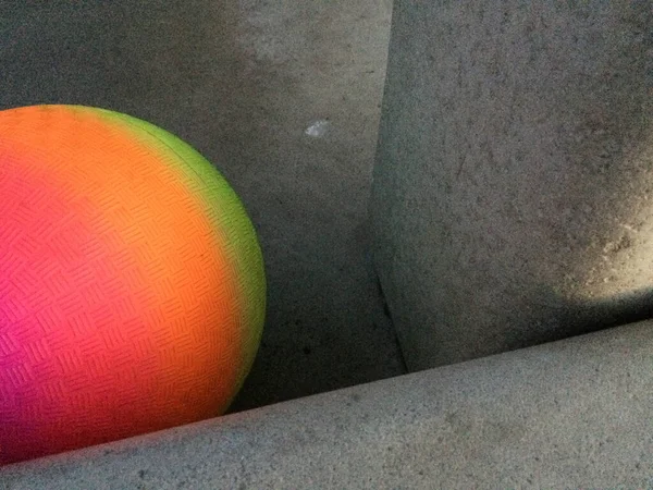 Moderne Kunst Regenbogenkugel geometrische Formen im Raum — Stockfoto