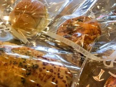 Fırında taze pişmiş ekmek.