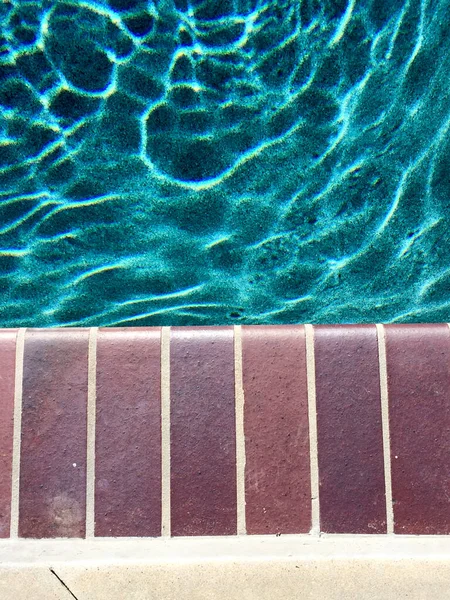 Piscina de natación aqua reflexiones de olas de agua azul —  Fotos de Stock