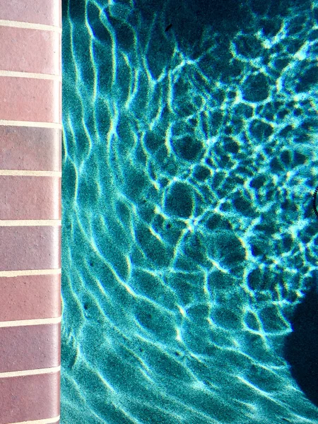 Piscina de natación aqua reflexiones de olas de agua azul —  Fotos de Stock