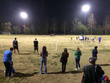 Açık havada gece beyzbol maçı var.