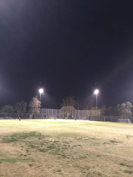 Jeu de baseball de nuit au terrain de jeu en plein air — Photo