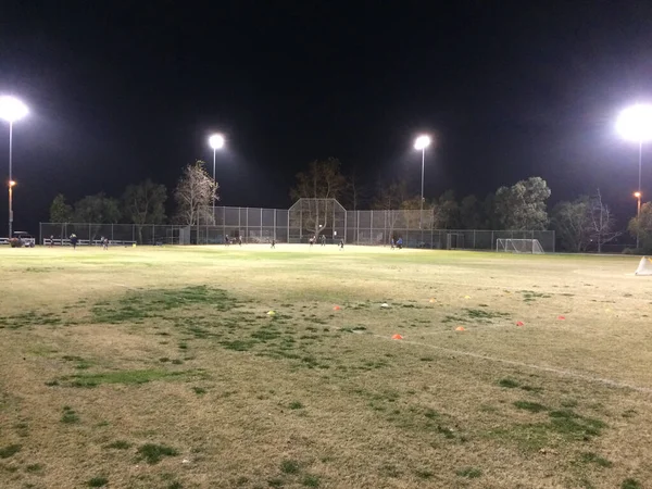 Jeu de baseball de nuit au terrain de jeu en plein air — Photo