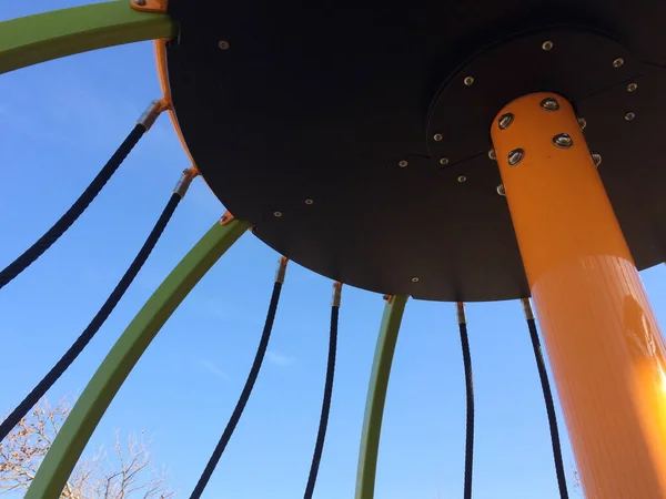 Нове сучасне обладнання для дитячих майданчиків у школі парку — стокове фото
