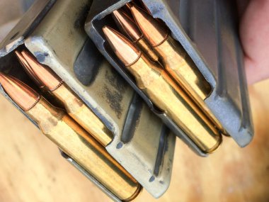 Mermiler .223 pirinç, 5.56 kalibrelik şarjör. AR 15 için şarjör dolu.
