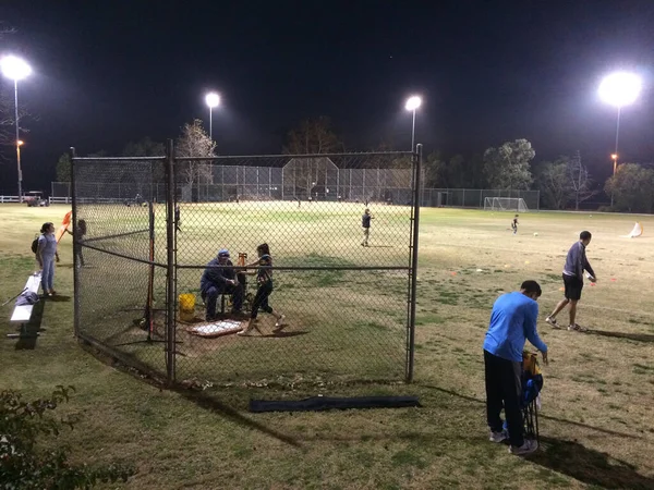 Night time baseball gry na boisku na świeżym powietrzu — Zdjęcie stockowe