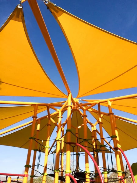 Equipamento de parque infantil sombra e cordas — Fotografia de Stock
