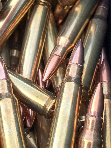 Kogels .223 messing 5.56 kaliber munitie voor AR 15 geweer — Stockfoto