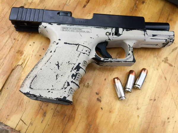 Glock Handfeuerwaffe Pistole mit Kugeln — Stockfoto