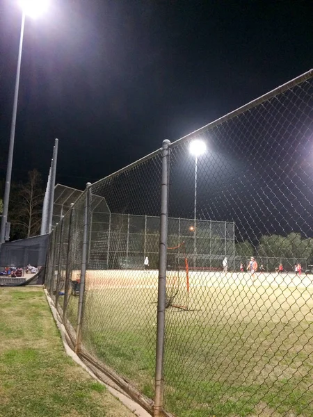 Нічна гра в бейсбол на полі на відкритому повітрі — стокове фото