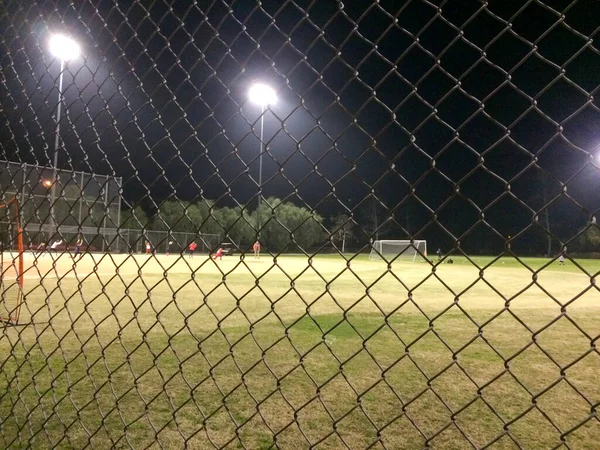 Jeu d'entraînement de football de nuit au terrain de jeu en plein air — Photo