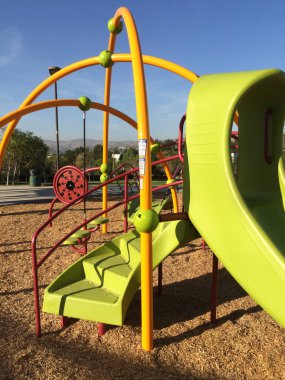 Yeni modern oyun alanı ekipmanları park okulunda yeşil plastik