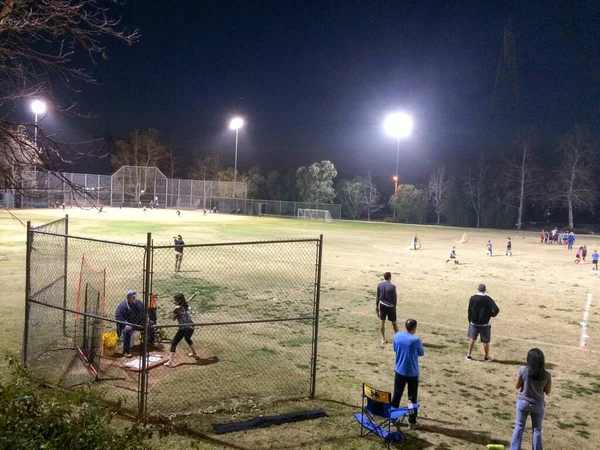 Night time baseball gry na boisku na świeżym powietrzu — Zdjęcie stockowe