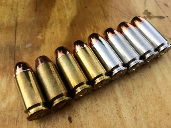 Golyók 40 .40 kaliberű kovács és wesson speer winshester kézifegyver lőfegyver — Stock Fotó