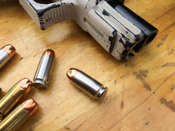 Пістолет ручної зброї Glock з кулями — стокове фото