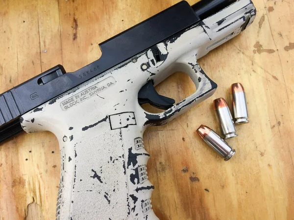 Пістолет ручної зброї Glock з кулями — стокове фото